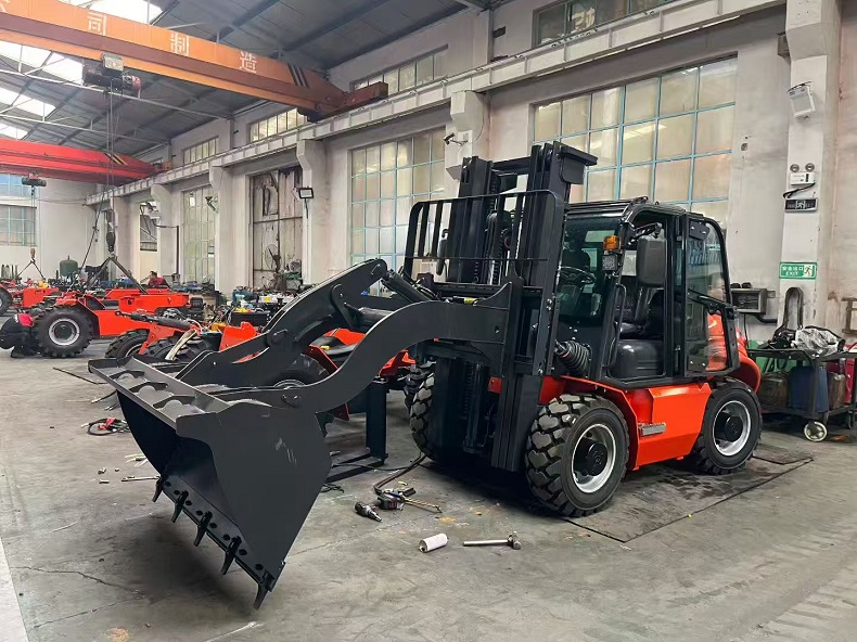 Off-road rough terrain forklift equipped with loader-style super bucket and reinforced boom