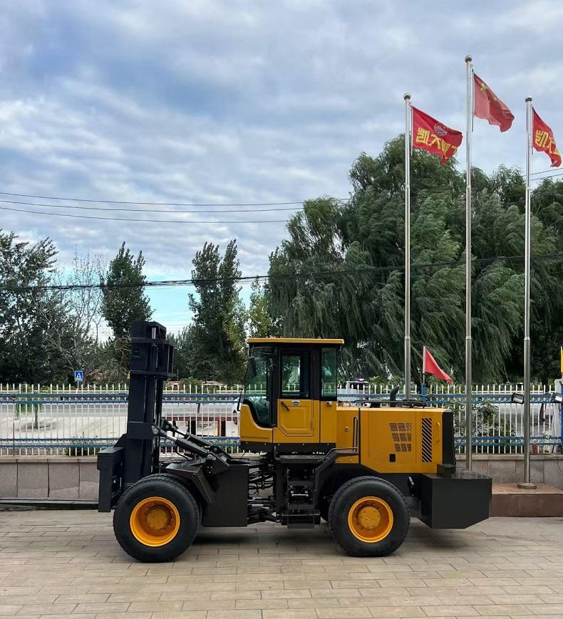 10 ton rough terrain 4WD forklift operating on a construction site with heavy load