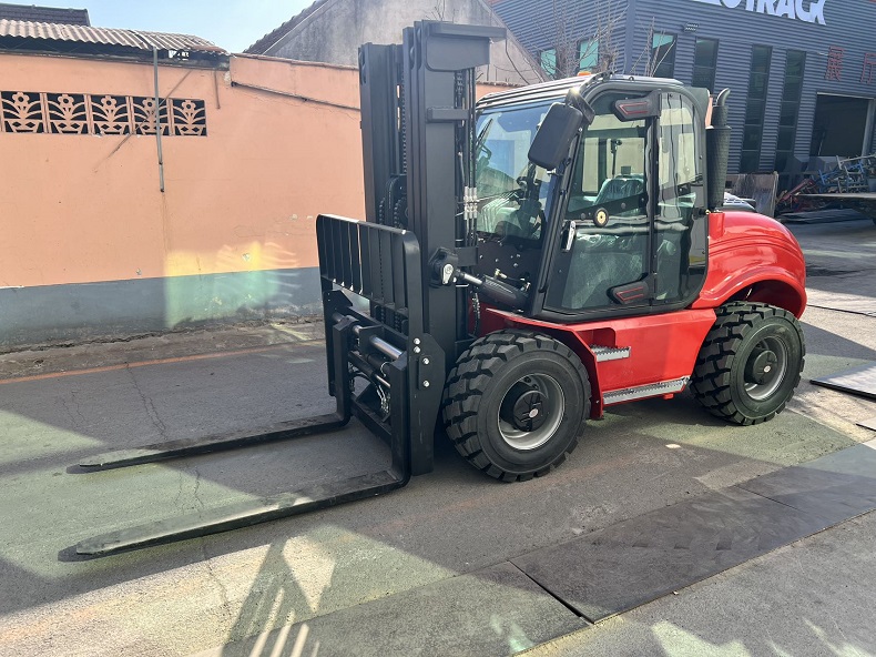 Heavy duty diesel off road forklift for construction site
