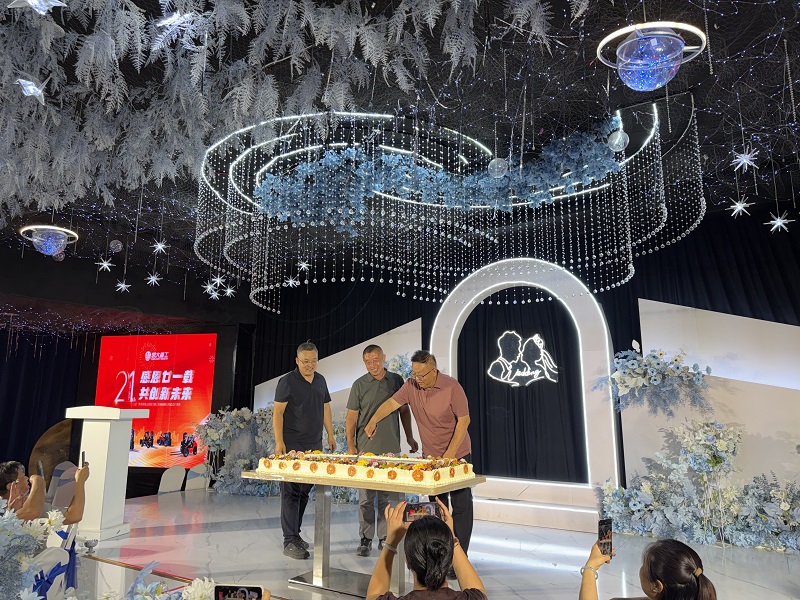 Chairman and General Manager Cutting the 21st Anniversary Celebration Cake