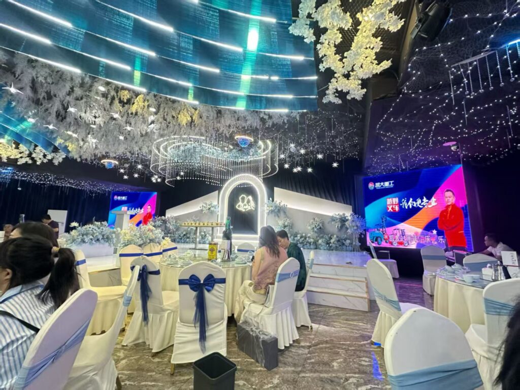 Suppliers, dealers and company management attending the anniversary banquet