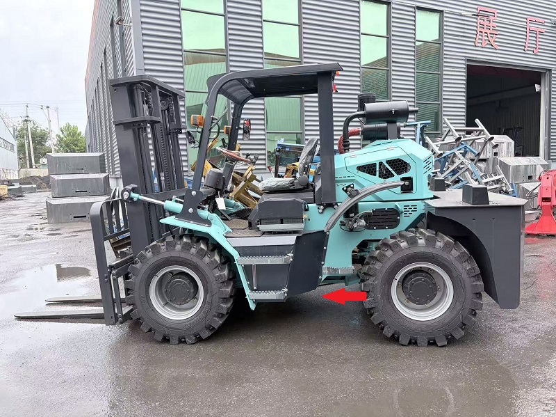 Side hydraulic tank structure, oil drain port and filter cleaning maintenance for 4WD rough terrain forklift