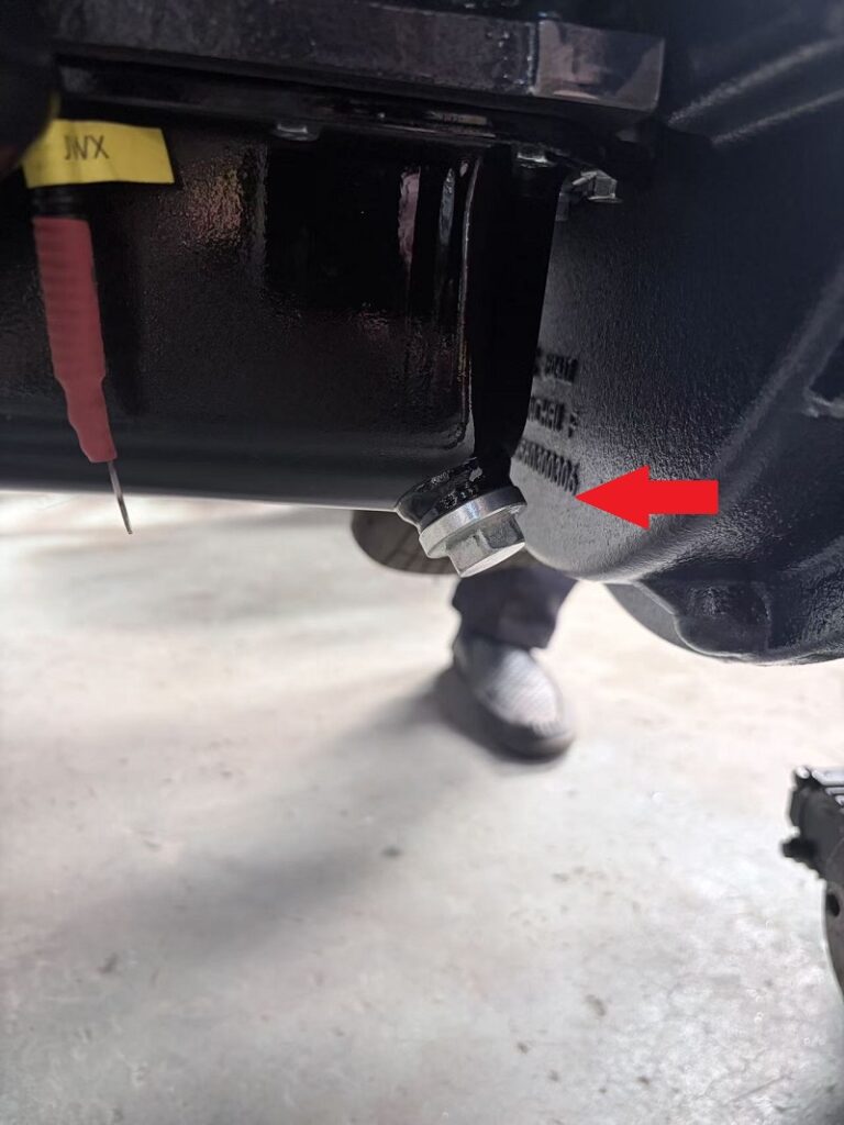 Oil drain port on engine oil sump for forklift oil change