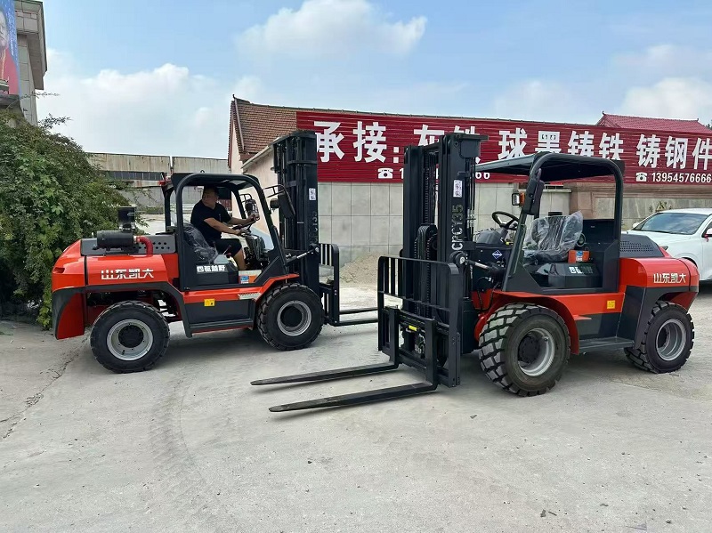 Pioneer 35 integrated automatic 4WD rough terrain forklift with semi-solid vacuum tires