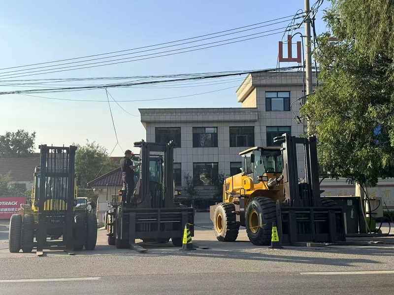 Kaystar factory delivery: 7 ton, 10 ton and 15 ton articulated 4WD rough terrain forklifts, our largest‑capacity heavy‑duty off‑road forklift lineup
