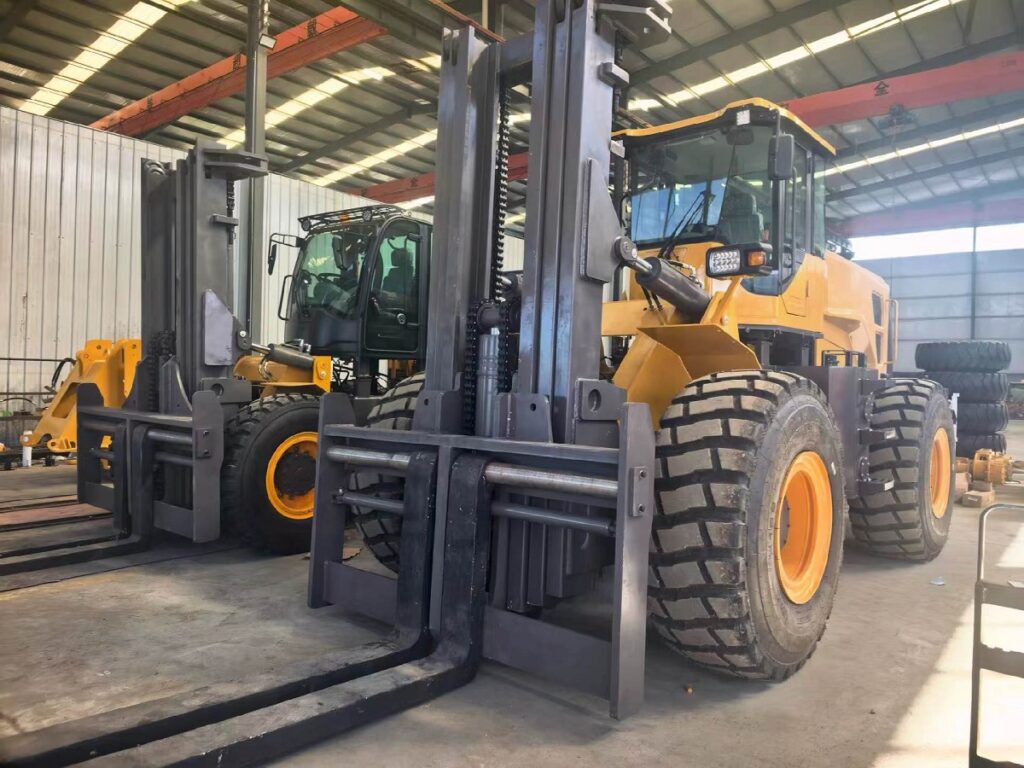 KAYSTAR new model Land Tiger-150 15 ton 4WD rough terrain forklift displayed with 10 ton forklift